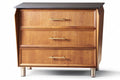 Elegante Houten Kasten met Drie Lades en Metallic Handgrepen