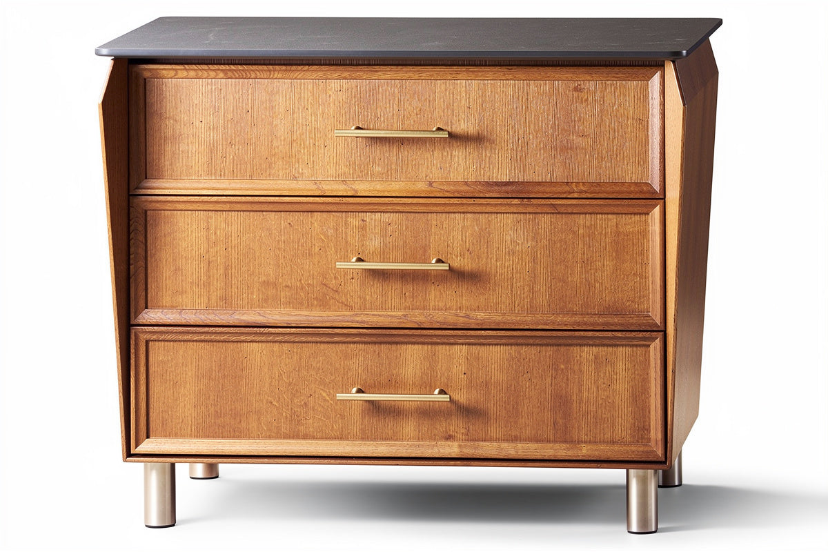 Elegante Houten Kasten met Drie Lades en Metallic Handgrepen